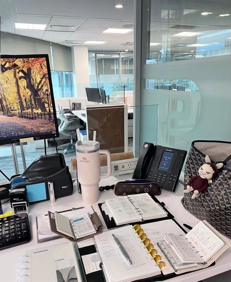 OFICINA LLENA DE PAPELES ORDENADORES Y MATERIAL DE TRABAJO